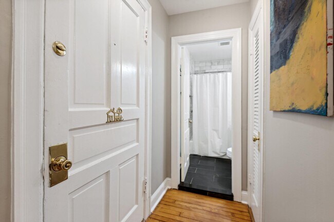 Foto del edificio - 3020 Dent Pl NW