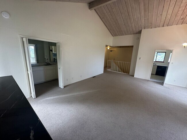Foto del edificio - Beautiful 2 Br / 1.5 Ba with Cathedral Cei...