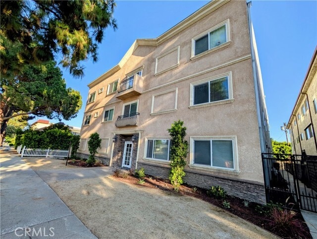Building Photo - 17330 Chatsworth St