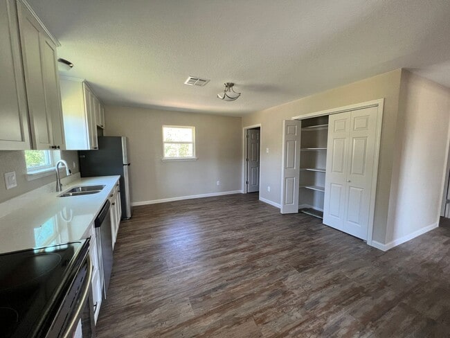 Building Photo - 2854 LA-14