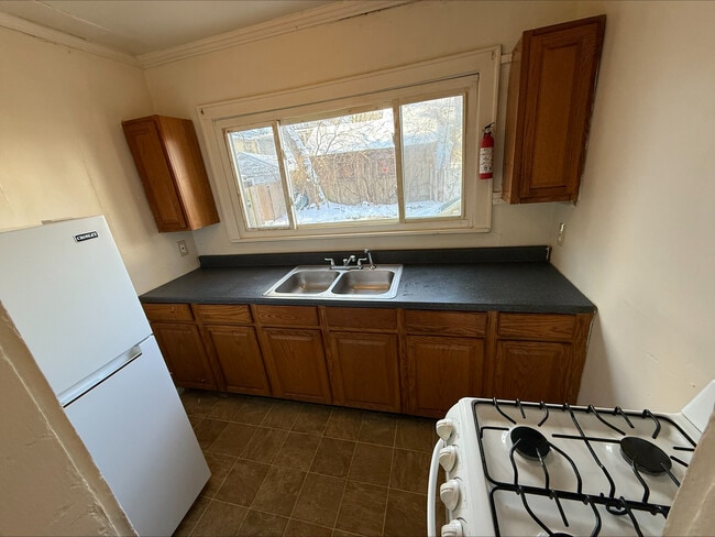 Building Photo - 864 Chalker St