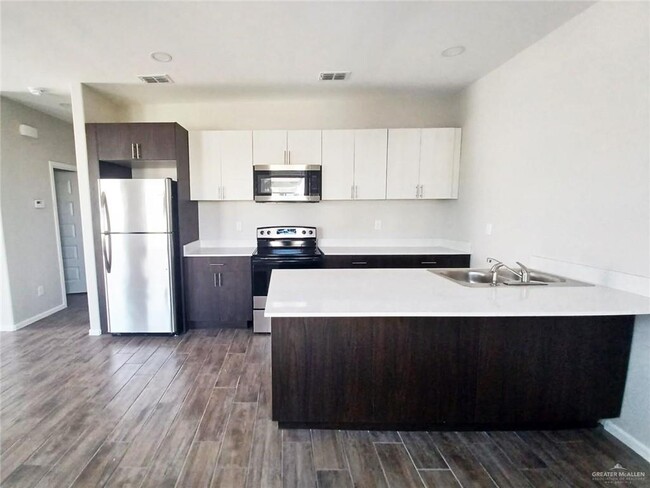 Building Photo - 10 E St