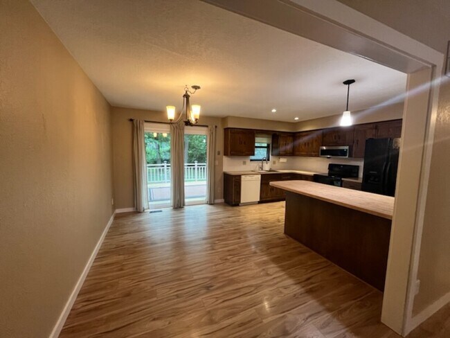 Building Photo - Romey Park Home