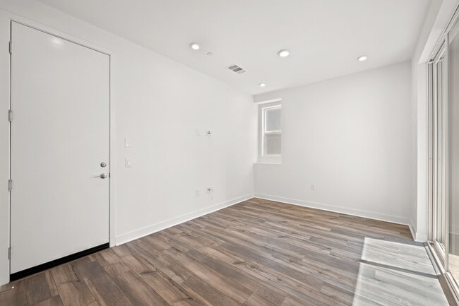 Building Photo - 609 S Lyon St
