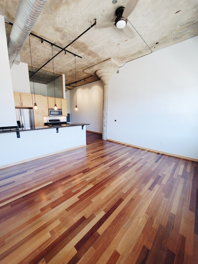 Foto del edificio - Stunning 1BED/1BATH Third Ward Condo
