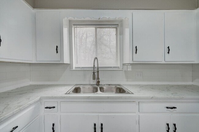 Building Photo - Cherokee Apartments
