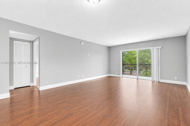 Foto del edificio - 5961 N Falls Cir Dr