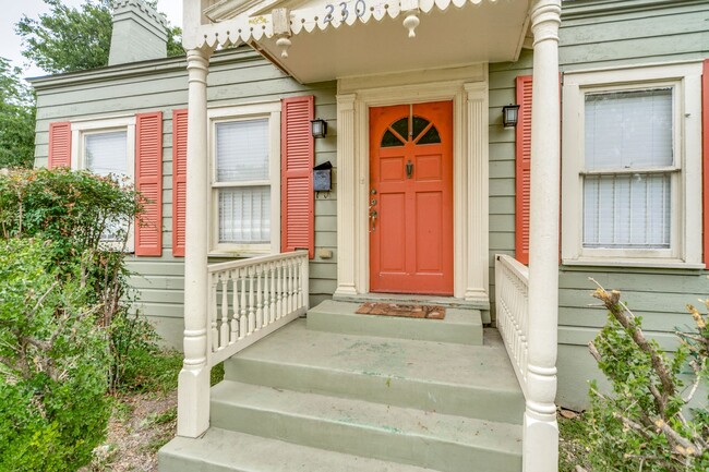 Building Photo - CHARMING 3-BEDROOM IN MAHNCKE PARK