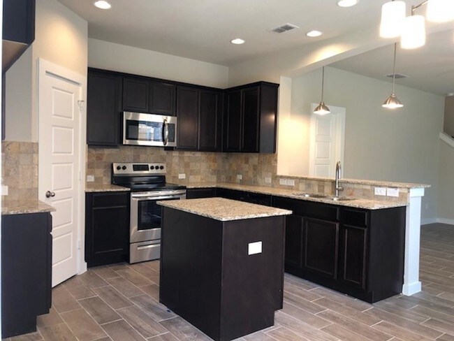 Building Photo - 1006 Sierra Vista Ct