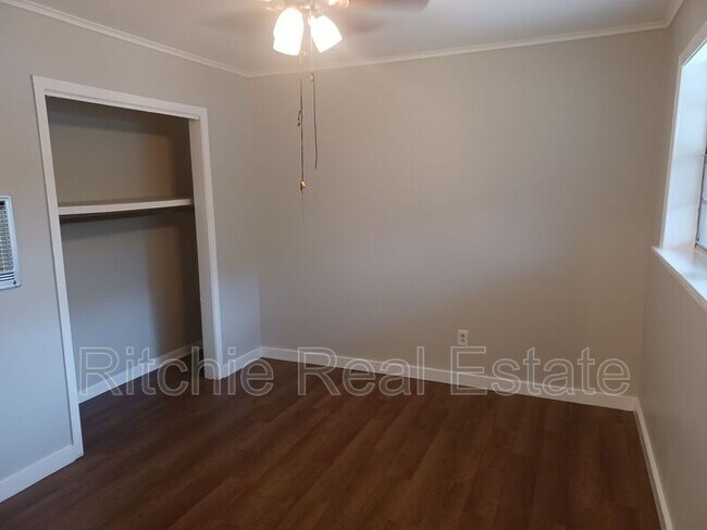 Building Photo - 301 Reagan St