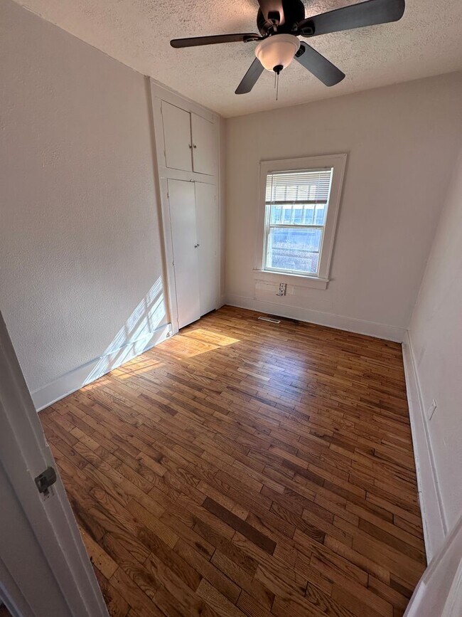 Building Photo - $895 - Accepting SECTION 8/ Housing Vouche...