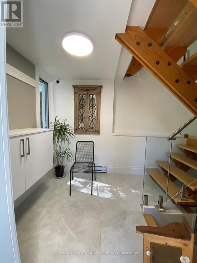 Building Photo - 19 Teddington Park Ave