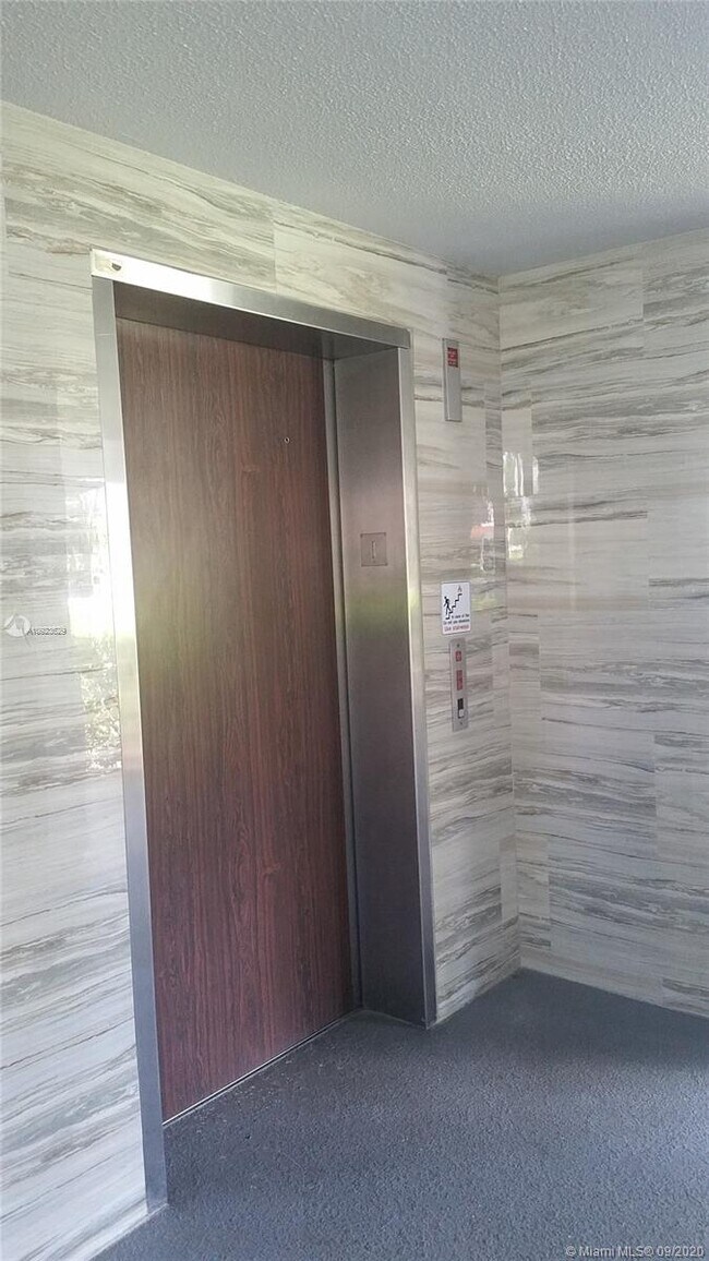 Foto del edificio - 1001 SW 128th Terrace