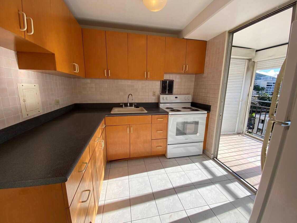 Primary Photo - 1 bedroom, 1 bath, 1 Parking. End Unit! Am...