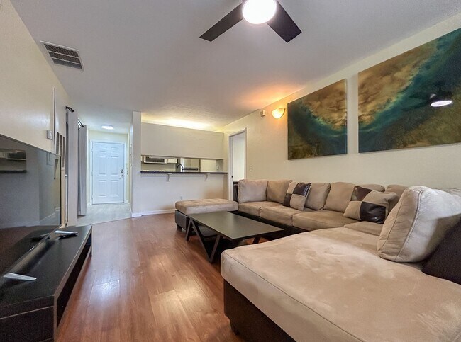 Building Photo - Beautiful Room for Rent in a 4/4 Unit - University Terrace West 511-B