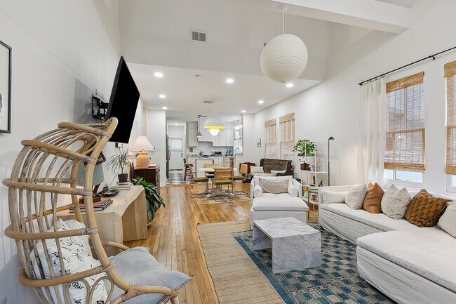 Foto del edificio - 5622 Charles Pl