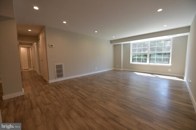 Building Photo - 7621 Provincial Dr
