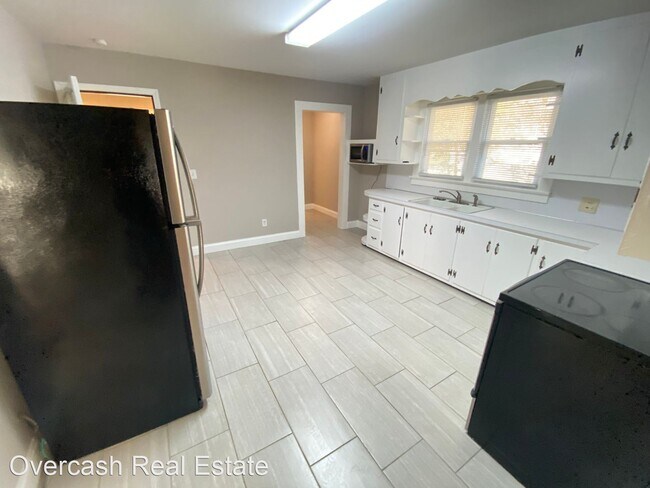 Building Photo - 2 br, 1 bath House - 534 W 8th St