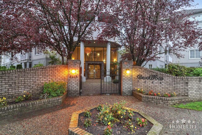 Photo du bâtiment - Spacious 2-Bedroom + Den Condo in Prime La...