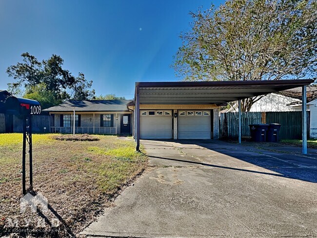Building Photo - 1009 Stadium Dr