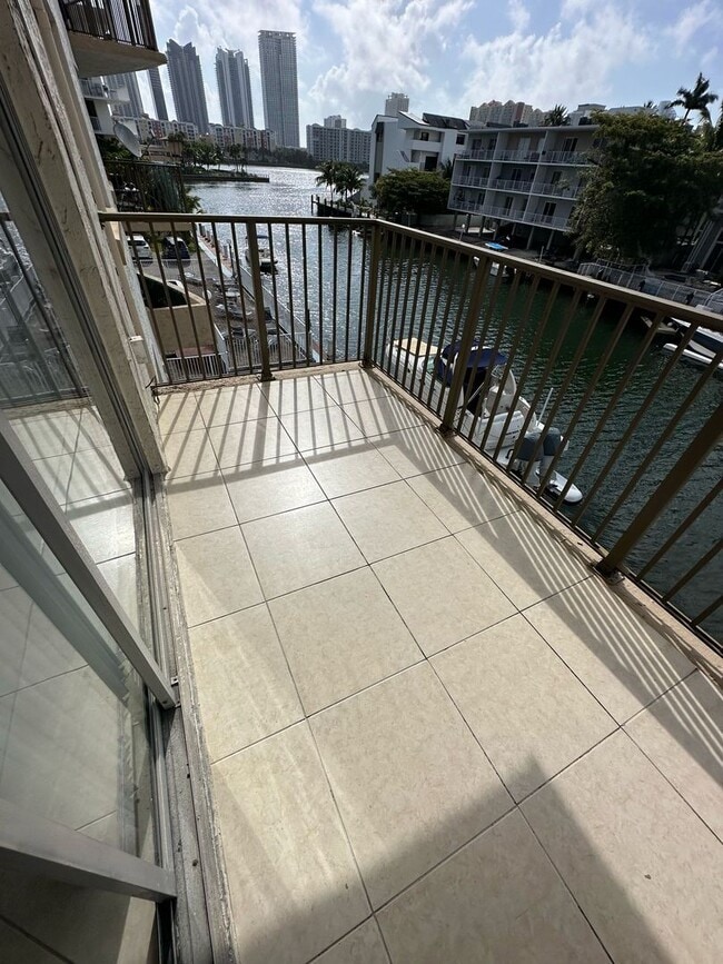 Building Photo - Waterfront Living with Unbeatable Access!