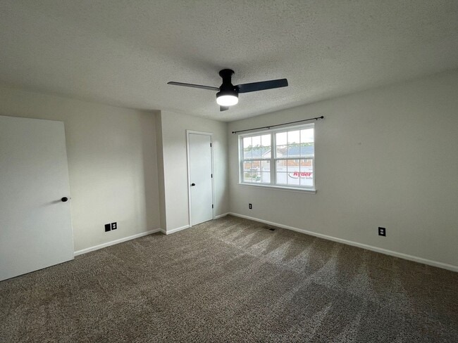 Building Photo - 2 bedrooms and 1.5 Bath