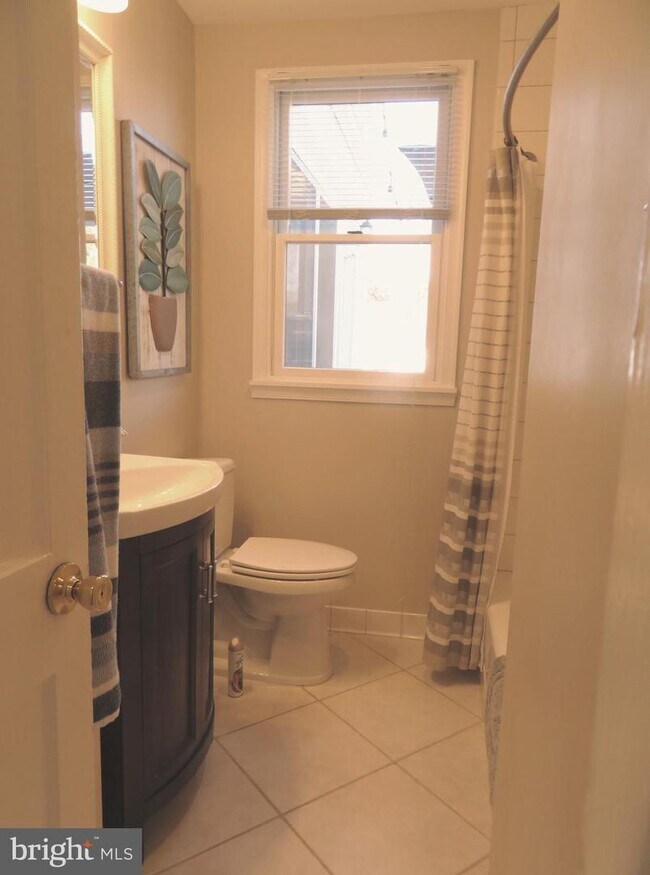 Building Photo - 4006 Woodland Dr