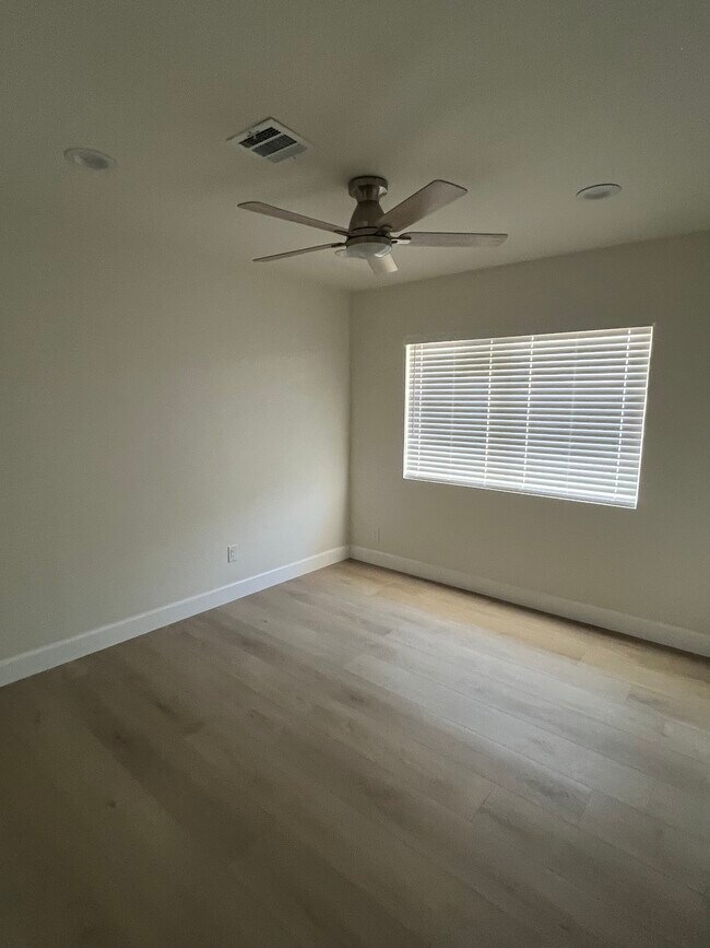 Foto del edificio - 10915 Whitaker Ave