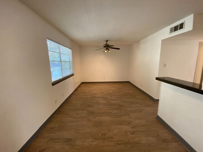 Foto del edificio - AVAILABLE:  2 BR-1 BA Hyde Park Condo / Laminate Wood Floors / Close to UT and Downtown