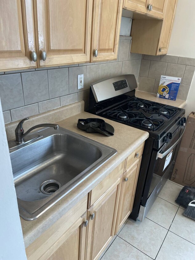 Primary Photo - 2069 E 15th St