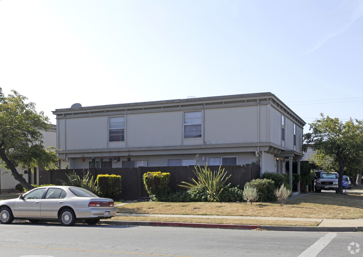 Building Photo - Crescent Apartments