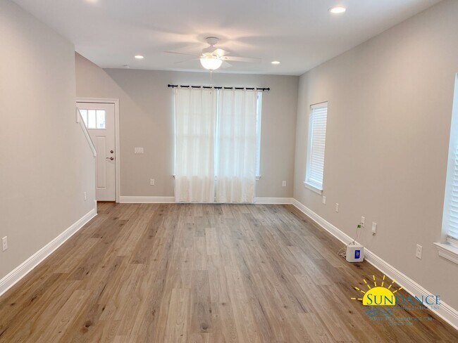 Building Photo - Luxury Home in East Navarre!