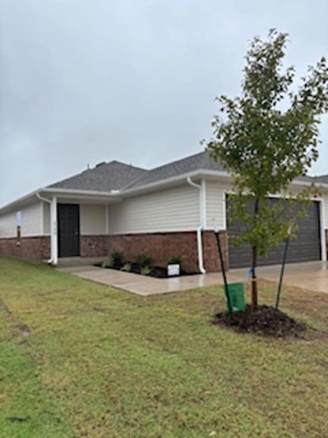 Building Photo - Stunning New Home!