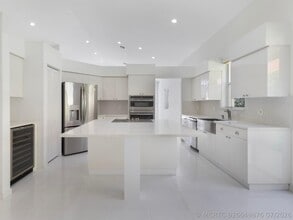Building Photo - 5279 Brookview Dr