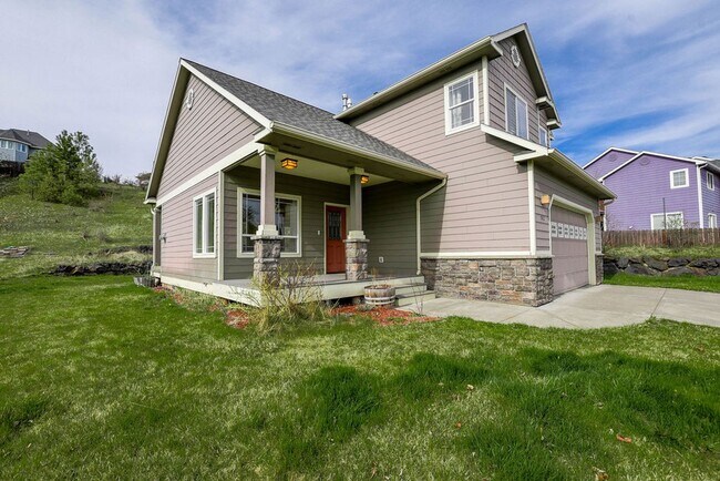 Building Photo - Beautiful 3 bed/2.5 bath single family hom...