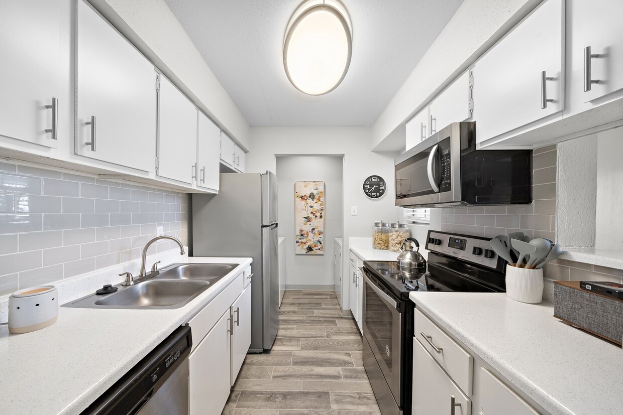 Foto principal - $499 Move-In - Minutes from Med Center