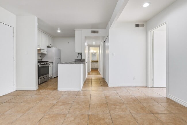 Photo - 18620 Hatteras St (Los Angeles, CA) Apartment