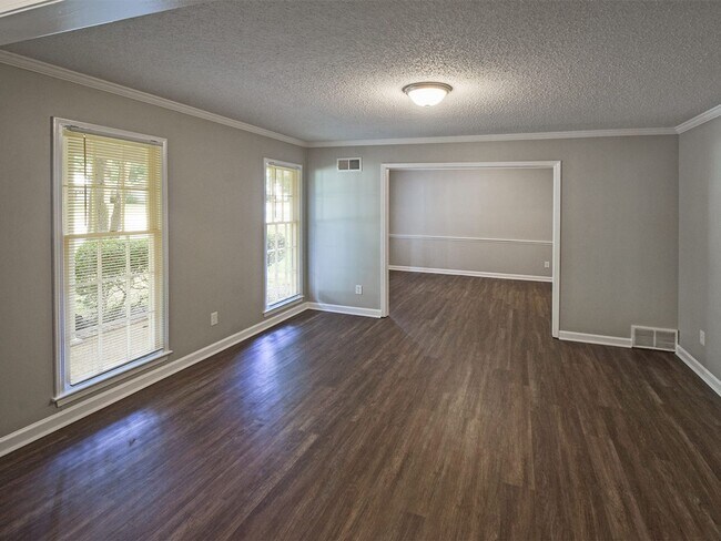 Building Photo - UPDATED 3 bed, 2 bath home in Cordova.