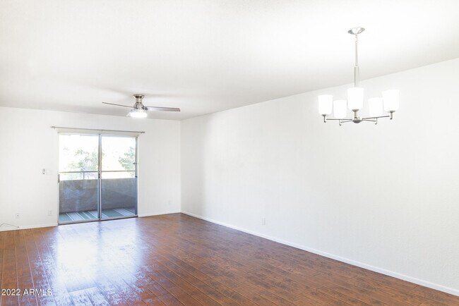 Foto del edificio - 4050 E Cactus Rd