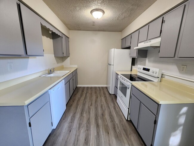 Building Photo - 3 Bedroom 1 Bath Duplex