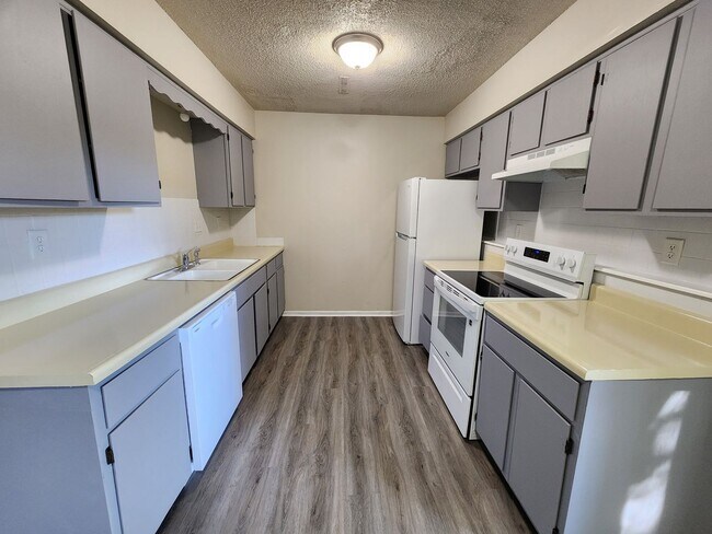 Foto del edificio - 3 Bedroom 1 Bath Duplex