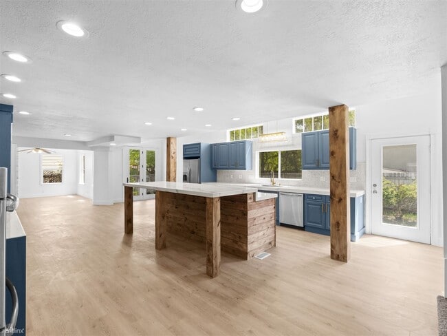 Building Photo - Room for Rent, 3.5 bath House - 1630 Ridge...