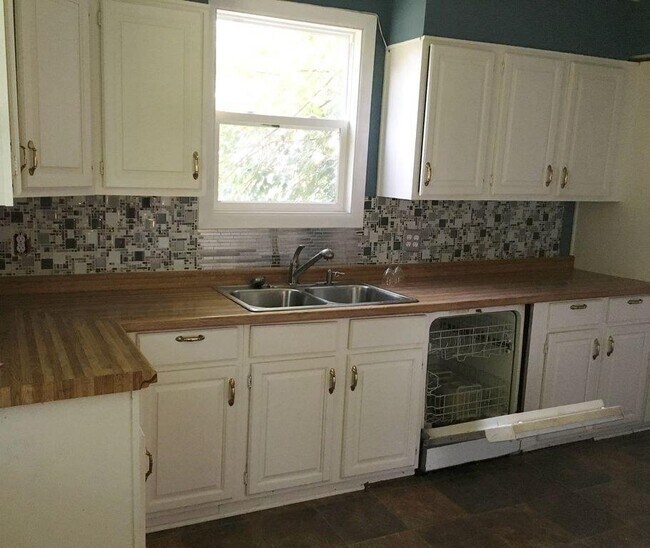Building Photo - Beautiful Home Available: May 1st!