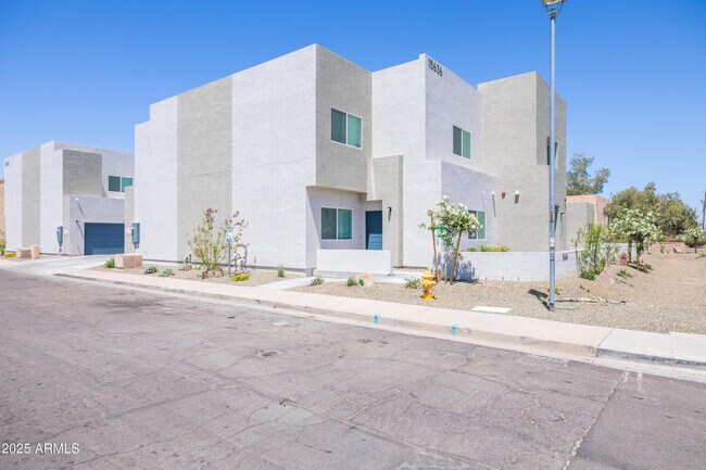 Foto del edificio - 15636 N 29th St