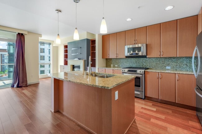 Building Photo - 1/bd/1.5ba Bellevue Condo
