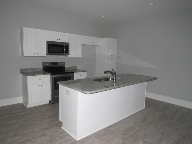 Building Photo - 404 Dylan Dr