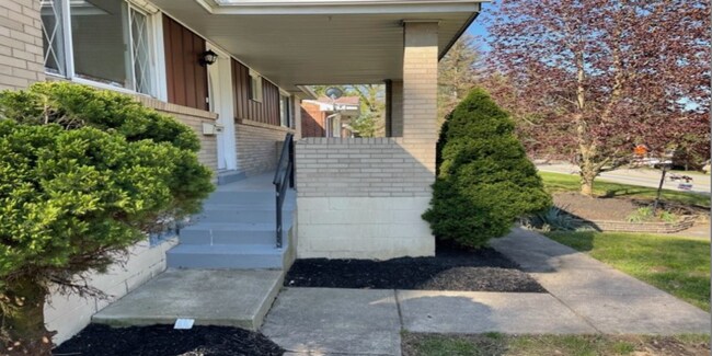 Building Photo - 115 7th Street Ext