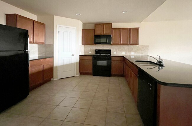 Building Photo - Rhine Valley 4 bedroom, 2.5 bath