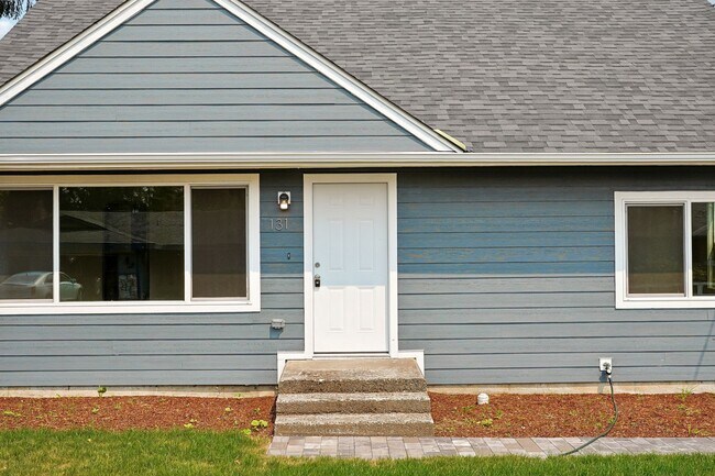 Foto del edificio - Updated Home with Large Detached Garage & Off-Street Parking