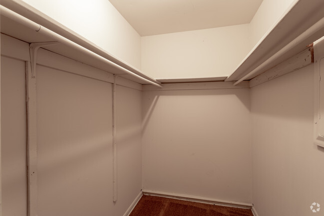 Walk In Closet - Cedarwood Apartments